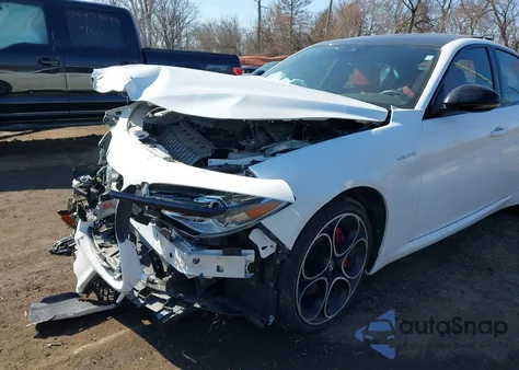 2023 Alfa Romeo Giulia Veloce Awd z USA, uszkodzony, nr VIN ZARFANBNXP7675181